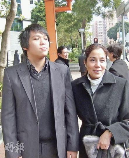 香港澳洲國際學校男學生Luke Thomas Pickering(左)涉恐嚇女同學脫衣,又以其裸照勒索及將之上載網站,昨由律師(右)陪同出庭。(林景輝攝) 香港澳洲國際學校男學生Luke Thomas Pickering(左)涉恐嚇女同學脫衣,又以其裸照勒索及將之上載網站,昨由律師(右)陪同出庭。(林景輝攝)