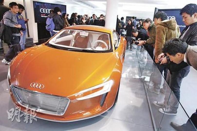 Audi e-tron全電動概念超級跑車昨日首次在本港展出,最高馬力達313匹,只需4.8秒便能由靜止加速至時速100公里。(李紹昌攝)Audi e-tron全電動概念超級跑車,屬兩門雙座位超級跑車,車廂亦較一般汽車寬敞。(李紹昌攝)
Audi e-tron全電動概念超級跑車昨日首次在本港展出,最高馬力達313匹,只需4.8秒便能由靜止加速至時速100公里。(李紹昌攝)Audi e-tron全電動概念超級跑車,屬兩門雙座位超級跑車,車廂亦較一般汽車寬敞。(李紹昌攝)