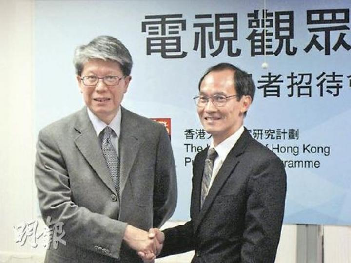 亞視宣布另起爐灶,委託港大進行一項結合欣賞指數的「電視觀眾研究」,得出「有七成人看亞視」這意外賽果。右為港大民意研究計劃總監鍾庭耀,左為亞洲電視高級副總裁(公司發展及對外事務)鄺凱迎。(楊曉楓攝) 亞視宣布另起爐灶,委託港大進行一項結合欣賞指數的「電視觀眾研究」,得出「有七成人看亞視」這意外賽果。右為港大民意研究計劃總監鍾庭耀,左為亞洲電視高級副總裁(公司發展及對外事務)鄺凱迎。(楊曉楓攝)