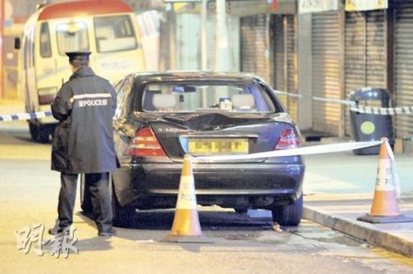 精神病漢在荃灣川龍街寓所跳樓,壓毁樓下平治房車車尾,送院後不治。警方一度稱以刑毁罪名拘捕事主,後又以證據不足將他「釋放」。(蔡方山攝)精神漢跳樓毁車後,送院搶救期間被警方以刑毁罪名拘捕,後因證據不足將他「釋放」;男子在差不多同一時間在醫院不治。(蔡方山攝) 精神病漢在荃灣川龍街寓所跳樓,壓毁樓下平治房車車尾,送院後不治。警方一度稱以刑毁罪名拘捕事主,後又以證據不足將他「釋放」。(蔡方山攝)精神漢跳樓毁車後,送院搶救期間被警方以刑毁罪名拘捕,後因證據不足將他「釋放」;男子在差不多同一時間在醫院不治。(蔡方山攝)