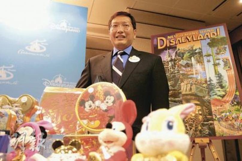 香港迪士尼樂園行政總裁金民豪昨公布樂園過去一年業績,入場人次錄得破紀錄的520萬,收入逾30億元,令除利息、稅項、折舊及攤銷前盈利首次錄得2.21億元。他認為,隨新園區未來數年逐步落成,轉虧為盈指日可待。(郭慶輝攝) 香港迪士尼樂園行政總裁金民豪昨公布樂園過去一年業績,入場人次錄得破紀錄的520萬,收入逾30億元,令除利息、稅項、折舊及攤銷前盈利首次錄得2.21億元。他認為,隨新園區未來數年逐步落成,轉虧為盈指日可待。(郭慶輝攝)