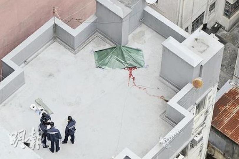 年輕女子全身染滿鮮血倒斃厚福街大廈天台,警方調查後,相信死者是由鄰座天台跳下輕生,案件無可疑。(蔡方山攝) 年輕女子全身染滿鮮血倒斃厚福街大廈天台,警方調查後,相信死者是由鄰座天台跳下輕生,案件無可疑。(蔡方山攝)