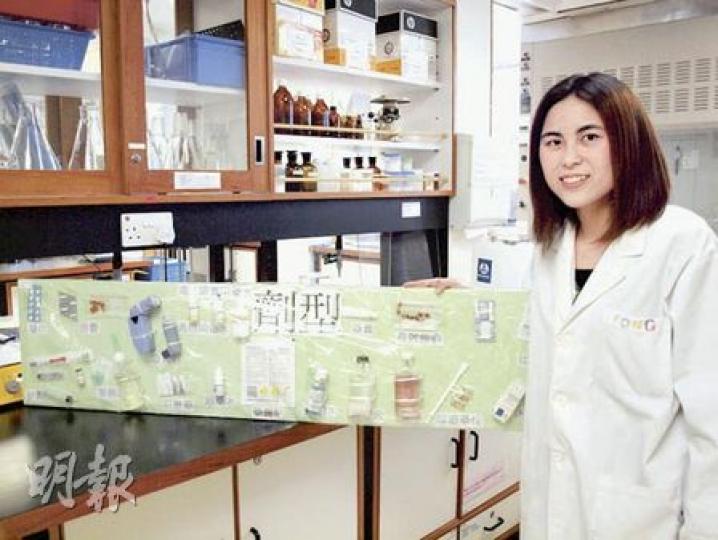 中大藥劑學拔尖生方蕊球2009年畢業,她沒到醫院或藥房當月薪逾2萬元的藥劑師,選擇自費攻讀碩士研究生課程。她說,拔尖讓她修讀更多通識課程,可從多角度認識藥劑學。(鄭穎瑩攝) 中大藥劑學拔尖生方蕊球2009年畢業,她沒到醫院或藥房當月薪逾2萬元的藥劑師,選擇自費攻讀碩士研究生課程。她說,拔尖讓她修讀更多通識課程,可從多角度認識藥劑學。(鄭穎瑩攝)
