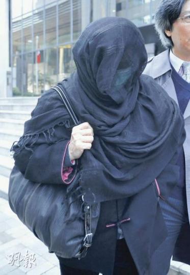 被指與中大博士生同流合污勒索宗教老人的王琦,昨日未離開法庭大樓已帶上口罩,甫離開更變身「幪面超人」,避免露出真面目。(葉漢華攝) 被指與中大博士生同流合污勒索宗教老人的王琦,昨日未離開法庭大樓已帶上口罩,甫離開更變身「幪面超人」,避免露出真面目。(葉漢華攝)