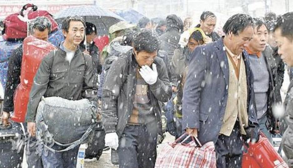 大雪之下,貴陽火車站外昨日擠滿回鄉的旅客。(林振東攝)昨日廣州火車站前人頭湧湧。(林迎攝)貴州省連日大雪,貴陽火車站前的候車帳篷昨日被積雪壓塌。(林振東攝) 大雪之下,貴陽火車站外昨日擠滿回鄉的旅客。(林振東攝)昨日廣州火車站前人頭湧湧。(林迎攝)貴州省連日大雪,貴陽火車站前的候車帳篷昨日被積雪壓塌。(林振東攝)
