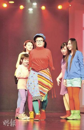 兩袖「清風」的楊小芳(紅衣者),昨日成為全場時裝表演的焦點。她演繹本地設計師施熙瑜一衣多穿的設計,先由同伴在台上為她穿上裙子,然後自信地走畢全程50米的「天橋」,現場掌聲雷動。(葉漢華攝) 兩袖「清風」的楊小芳(紅衣者),昨日成為全場時裝表演的焦點。她演繹本地設計師施熙瑜一衣多穿的設計,先由同伴在台上為她穿上裙子,然後自信地走畢全程50米的「天橋」,現場掌聲雷動。(葉漢華攝)