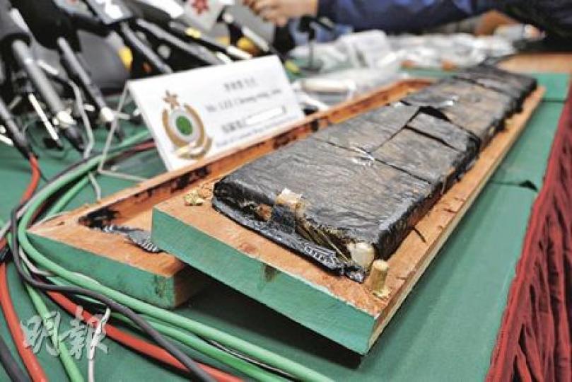 毒販先將可卡因製成磚頭,並以過底紙包裝好,藏於改裝過的木條內,與其他普通木條混在一起,圖避過海關人員的法眼。(葉漢華攝)改裝藏毒的木條(右)較普通木條(左)高約1厘米,但驟眼看未必能看出有異樣。(葉漢華攝)涉事兩個貨櫃共放有1萬條木條,當中只有88條藏有逾兩億可卡因,全靠緝毒犬靈敏鼻子,海關人員再花一天時間才找出全部被藏毒品。(葉漢華攝) 毒販先將可卡因製成磚頭,並以過底紙包裝好,藏於改裝過的木條內,與其他普通木條混在一起,圖避過海關人員的法眼。(葉漢華攝)改裝藏毒的木條(右)較普通木條(左)高約1厘米,但驟眼看未必能看出有異樣。(葉漢華攝)涉事兩個貨櫃共放有1萬條木條,當中只有88條藏有逾兩億可卡因,全靠緝毒犬靈敏鼻子,海關人員再花一天時間才找出全部被藏毒品。(葉漢華攝)