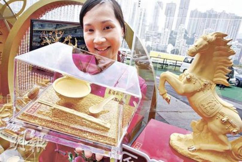 馬會將於年初三舉行「農曆新年賽馬日」,今年會向每名入場人士派發「兔年頭彩擦擦卡」一張,他們有機會贏得價值2380元的24K包金「金碗筷」(左),合共20套。同場贊助商亦展出多件黃金藝術珍品,包括24K包金擺件《馬到成功》(右)。(李紹昌攝) 馬會將於年初三舉行「農曆新年賽馬日」,今年會向每名入場人士派發「兔年頭彩擦擦卡」一張,他們有機會贏得價值2380元的24K包金「金碗筷」(左),合共20套。同場贊助商亦展出多件黃金藝術珍品,包括24K包金擺件《馬到成功》(右)。(李紹昌攝)