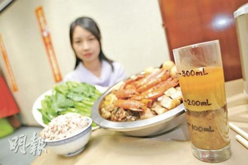 衛生署發現市面的6人分量盆菜,竟含300毫升油和醬汁,高脂高鹽。營養師提醒汁料應分開盛載。(葉漢華攝) 衛生署發現市面的6人分量盆菜,竟含300毫升油和醬汁,高脂高鹽。營養師提醒汁料應分開盛載。(葉漢華攝)