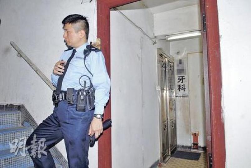 警員到老婦被絆倒受傷的牙科診所現場調查。(屈俊樂攝) 警員到老婦被絆倒受傷的牙科診所現場調查。(屈俊樂攝)