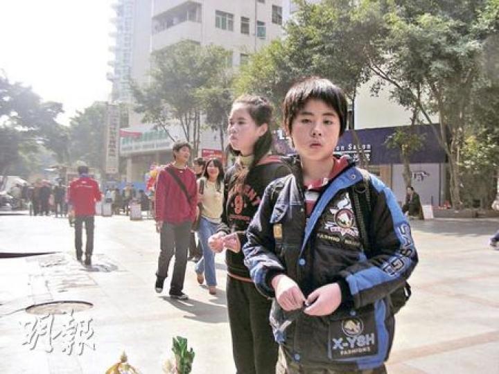 來自貴州的兩姊弟無處棲身,白天在深圳街頭遊蕩。(明報記者攝) 來自貴州的兩姊弟無處棲身,白天在深圳街頭遊蕩。(明報記者攝)