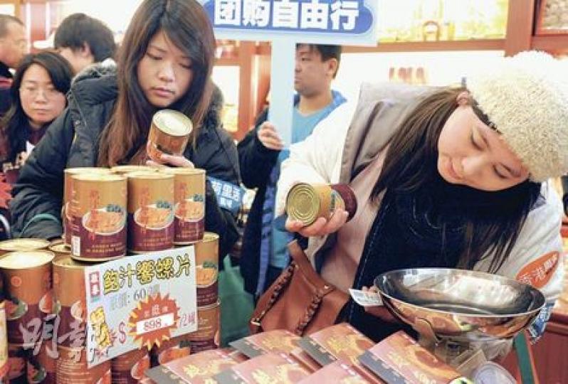 昨日乘旅巴來港的賴小姐(右),預期會消費3000至4000元,單在參茸海味店已極速花費約1200元。(劉竣陶攝) 昨日乘旅巴來港的賴小姐(右),預期會消費3000至4000元,單在參茸海味店已極速花費約1200元。(劉竣陶攝)