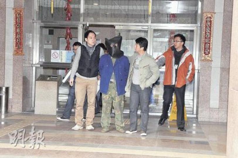 探員在天水圍俊宏軒檢獲一批武器,疑犯被捕時身穿迷彩軍服。(林錫禮攝)探員展示在天水圍俊宏軒檢獲的利刀及電槍。(林錫禮攝) 探員在天水圍俊宏軒檢獲一批武器,疑犯被捕時身穿迷彩軍服。(林錫禮攝)探員展示在天水圍俊宏軒檢獲的利刀及電槍。(林錫禮攝)