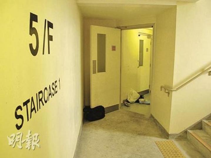 清河邨發生非禮及傷人案的梯間。(雲錦鋒攝)發生非禮及傷人案後,清河邨保安張貼告示,呼籲居民出入小心。(雲錦鋒攝) 清河邨發生非禮及傷人案的梯間。(雲錦鋒攝)發生非禮及傷人案後,清河邨保安張貼告示,呼籲居民出入小心。(雲錦鋒攝)