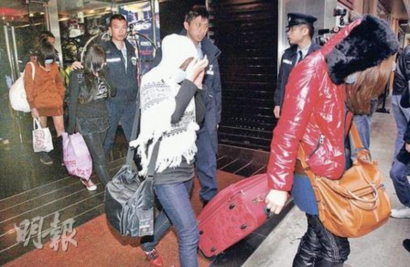 警方在灣仔一間酒店拘捕10名近日持雙程證及偷渡來港的內地女子,年齡最小只有17歲,其中部分人收拾行李拖篋被帶返警署。(黃雄攝) 警方在灣仔一間酒店拘捕10名近日持雙程證及偷渡來港的內地女子,年齡最小只有17歲,其中部分人收拾行李拖篋被帶返警署。(黃雄攝)