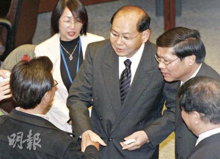 新任「一哥」警務處長曾偉雄(中)昨首度出席沙田區議會會議,並回應近日發生多宗警員被襲事件,他指警員執法應受法律保護,希望市民互相尊重,不要將不滿情緒發泄在警員身上。(李紹昌攝) 新任「一哥」警務處長曾偉雄(中)昨首度出席沙田區議會會議,並回應近日發生多宗警員被襲事件,他指警員執法應受法律保護,希望市民互相尊重,不要將不滿情緒發泄在警員身上。(李紹昌攝)