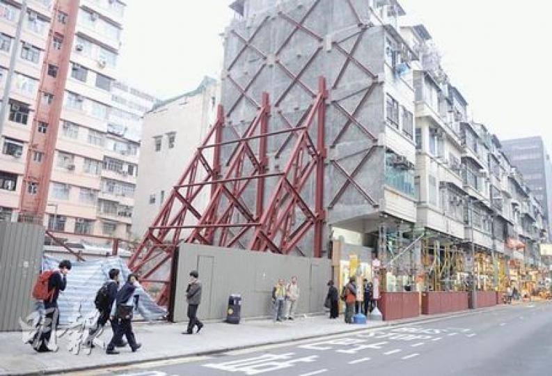 事隔近一年,屋宇署終檢控承建商,現時該地段已列入市建局重建範圍。(劉焌陶攝) 事隔近一年,屋宇署終檢控承建商,現時該地段已列入市建局重建範圍。(劉焌陶攝)