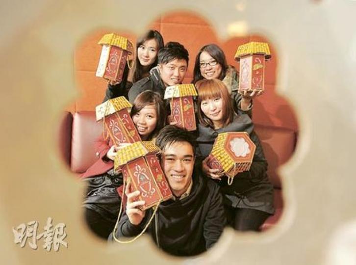理大設計學院3年級學生設計的環保年糕盒獲馬會採用,現正接受訂購。前中為黎嘉竣;中排左起為魏思敏、黃加憫;後排左起為鍾宛蓉、蕭振宇、冼旨程。(余俊亮攝)這個環保年糕盒呈六角形,剛好可放進每盒500克的年糕共3盒(圖右上),中間再放進一盞LED燈泡,填滿盒內空間,上面再放上一盒1公斤的蘿蔔糕。設計亦考慮到重新再用,設計團隊即席示範取出年糕後,在一分鐘內將紙盒還原為燈籠。(余俊亮攝) 理大設計學院3年級學生設計的環保年糕盒獲馬會採用,現正接受訂購。前中為黎嘉竣;中排左起為魏思敏、黃加憫;後排左起為鍾宛蓉、蕭振宇、冼旨程。(余俊亮攝)這個環保年糕盒呈六角形,剛好可放進每盒500克的年糕共3盒(圖右上),中間再放進一盞LED燈泡,填滿盒內空間,上面再放上一盒1公斤的蘿蔔糕。設計亦考慮到重新再用,設計團隊即席示範取出年糕後,在一分鐘內將紙盒還原為燈籠。(余俊亮攝)