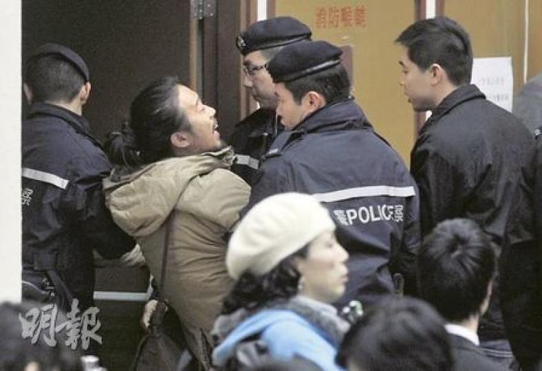10多名菜園村關注組成員昨抗議當局暴力收村,圖中的梁穎禮更被3個機動部隊成員合力抬走。(余俊亮攝)菜園村關注組昨日趁唐英年出席關愛基金諮詢會時,到場抗議政府暴力收村,成員陳景輝(左)更一度緊握唐英年(右)的手,嚴辭質問。(余俊亮攝) 10多名菜園村關注組成員昨抗議當局暴力收村,圖中的梁穎禮更被3個機動部隊成員合力抬走。(余俊亮攝)菜園村關注組昨日趁唐英年出席關愛基金諮詢會時,到場抗議政府暴力收村,成員陳景輝(左)更一度緊握唐英年(右)的手,嚴辭質問。(余俊亮攝)