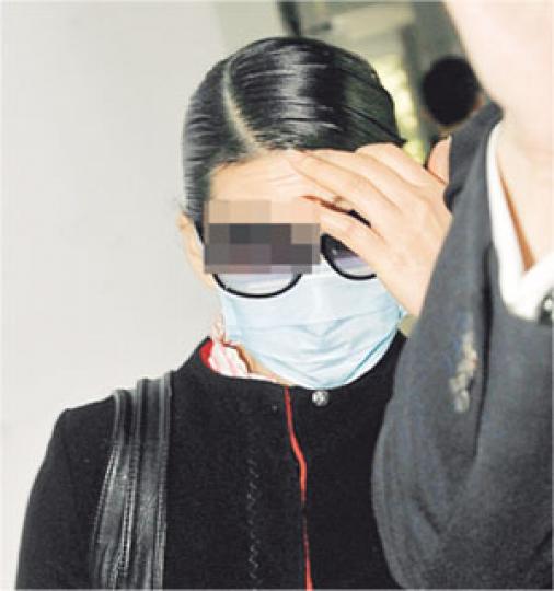 被指安排親女供繼父狎玩的39歲婦人,昨日出庭讓養育18年的親女「認人」,遭女兒直指她親手「送羊入虎口」。(余俊亮攝) 被指安排親女供繼父狎玩的39歲婦人,昨日出庭讓養育18年的親女「認人」,遭女兒直指她親手「送羊入虎口」。(余俊亮攝)