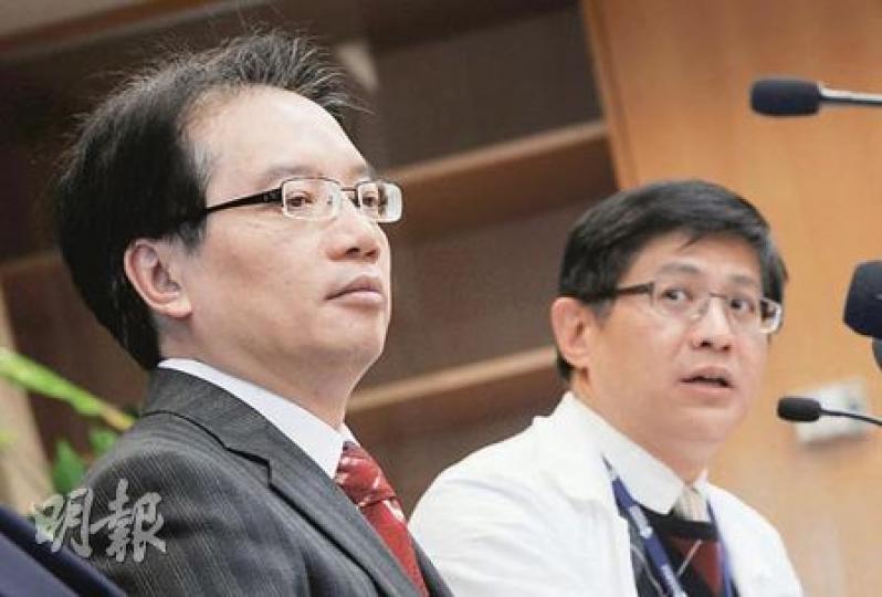 醫管局聯網服務總監張偉麟(左)承認,護士人手近年流向私院,要待學護陸續畢業,情况才能紓緩。右為伊利沙伯醫院急症室部門主管何曉輝。(朱永倫攝) 醫管局聯網服務總監張偉麟(左)承認,護士人手近年流向私院,要待學護陸續畢業,情况才能紓緩。右為伊利沙伯醫院急症室部門主管何曉輝。(朱永倫攝)