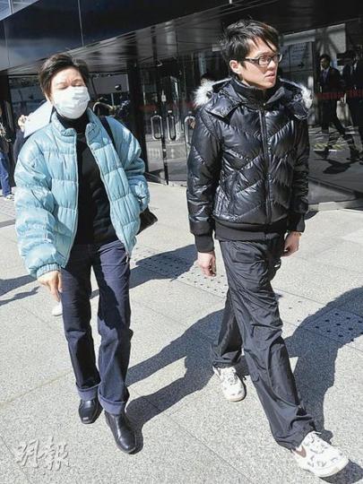 車禍中不幸離世的少女葉君媛,其胞兄(右)與阿姨(左)昨到庭旁聽裁決。其兄離庭前仍顯愁傷,表示家人仍未接受胞妹離世的痛心事實。(余俊亮攝) 車禍中不幸離世的少女葉君媛,其胞兄(右)與阿姨(左)昨到庭旁聽裁決。其兄離庭前仍顯愁傷,表示家人仍未接受胞妹離世的痛心事實。(余俊亮攝)