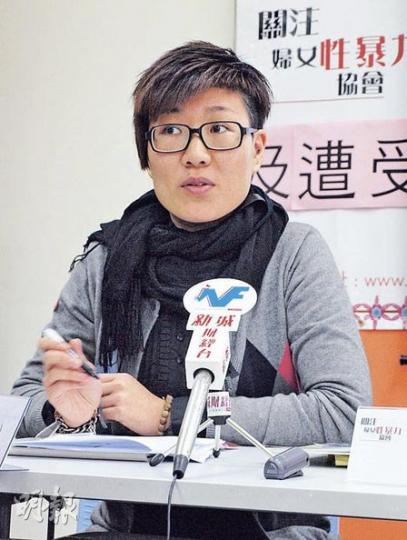 任教初中逾10年的教師陳嘉麗,坦言本港性教育不足,校內學生曾把女同學相片「移花接木」成色情圖片,並製成短片上載至YouTube「分享」;亦有男同學經常以手機偷拍女同學或老師胸部,不少教師都不懂如何處理這類事件。(鄭穎瑩攝) 任教初中逾10年的教師陳嘉麗,坦言本港性教育不足,校內學生曾把女同學相片「移花接木」成色情圖片,並製成短片上載至YouTube「分享」;亦有男同學經常以手機偷拍女同學或老師胸部,不少教師都不懂如何處理這類事件。(鄭穎瑩攝)