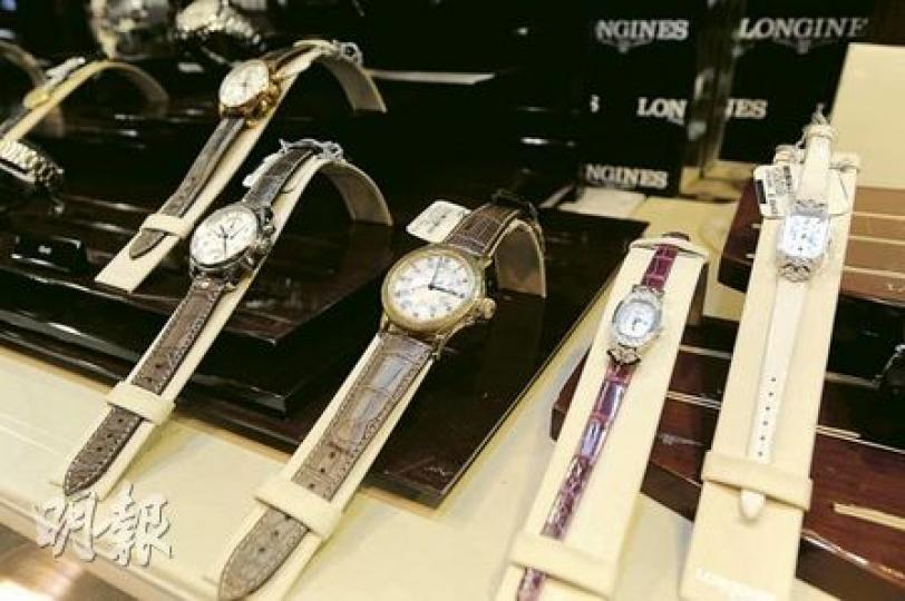 大上海鐘錶珠寶以熟客生意為主,貨品價錢由數千至數萬元不等。(何家達攝)大上海鐘錶珠寶迄立於銅鑼灣羅素街15載,以較原租價多兩倍的150萬元仍被業主拒租,錶行董事總經理黃雯英對此仍感不明不白。時移易世,鐘表市場被大集團侵佔,黃雯英直言會堅持「只靠口碑,不賣廣告」的宗旨。(何家達攝) 大上海鐘錶珠寶以熟客生意為主,貨品價錢由數千至數萬元不等。(何家達攝)大上海鐘錶珠寶迄立於銅鑼灣羅素街15載,以較原租價多兩倍的150萬元仍被業主拒租,錶行董事總經理黃雯英對此仍感不明不白。時移易世,鐘表市場被大集團侵佔,黃雯英直言會堅持「只靠口碑,不賣廣告」的宗旨。(何家達攝)