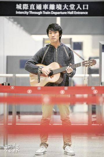 因為「騎呢」,《小明上廣州》一炮而紅,面對各方挖苦,負責製作的劍橋尖子何沛澄沒感到難堪,只當這是香港怪雞文化的一部分,站在往廣州的直通車站,何沛澄的音樂又可會被帶到更遠的地方?(何家達攝)李家仁醫生的《小明上廣州》和《小明去拜年》印製成單曲CD唱片。(張智超攝) 因為「騎呢」,《小明上廣州》一炮而紅,面對各方挖苦,負責製作的劍橋尖子何沛澄沒感到難堪,只當這是香港怪雞文化的一部分,站在往廣州的直通車站,何沛澄的音樂又可會被帶到更遠的地方?(何家達攝)李家仁醫生的《小明上廣州》和《小明去拜年》印製成單曲CD唱片。(張智超攝)