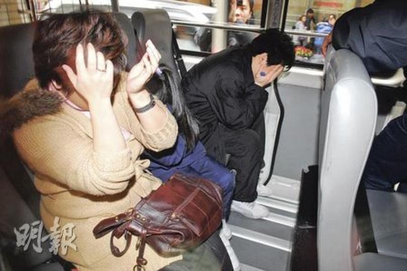 多名男女昨午在旺角奶路臣街一單位竹戰,其間有人被指「出千」,引發刑事恐嚇及襲擊事件,警方帶走多人問話。(何朝財攝)一對男女在旺角竹戰時疑被禁錮,一名男子事後到場,涉嫌用菜刀指嚇及搶劫,被警方蒙頭拘捕。(何朝財攝) 多名男女昨午在旺角奶路臣街一單位竹戰,其間有人被指「出千」,引發刑事恐嚇及襲擊事件,警方帶走多人問話。(何朝財攝)一對男女在旺角竹戰時疑被禁錮,一名男子事後到場,涉嫌用菜刀指嚇及搶劫,被警方蒙頭拘捕。(何朝財攝)
