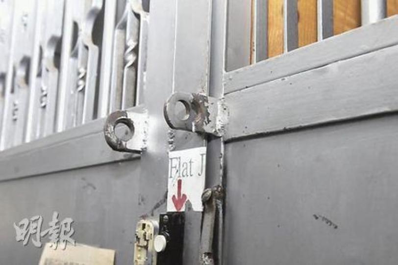 火炭坳背灣街被竊匪潛入的工業大廈,其中一間遭爆竊的單位大閘有鎖頭被剪毁痕迹。(林錫禮攝) 火炭坳背灣街被竊匪潛入的工業大廈,其中一間遭爆竊的單位大閘有鎖頭被剪毁痕迹。(林錫禮攝)