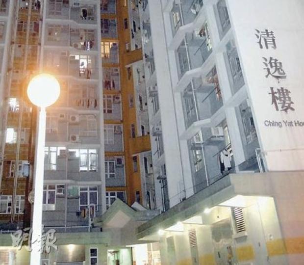 17歲少年疑撿拾跌在石壆的衣服時失足墮樓身亡。圖為清逸樓低層單位。(衛永康攝) 17歲少年疑撿拾跌在石壆的衣服時失足墮樓身亡。圖為清逸樓低層單位。(衛永康攝)