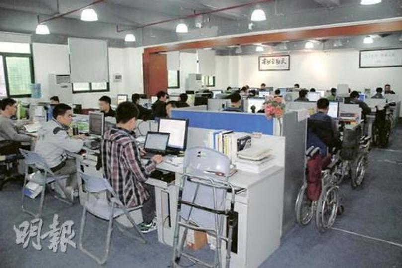 鄭衛寧創立的殘友集團,員工多數是殘疾人,公司裏的輪椅不比座椅少。(陳子凌攝)辦公室洗手間的配備以方便殘疾人為先。(陳子凌攝) 鄭衛寧創立的殘友集團,員工多數是殘疾人,公司裏的輪椅不比座椅少。(陳子凌攝)辦公室洗手間的配備以方便殘疾人為先。(陳子凌攝)