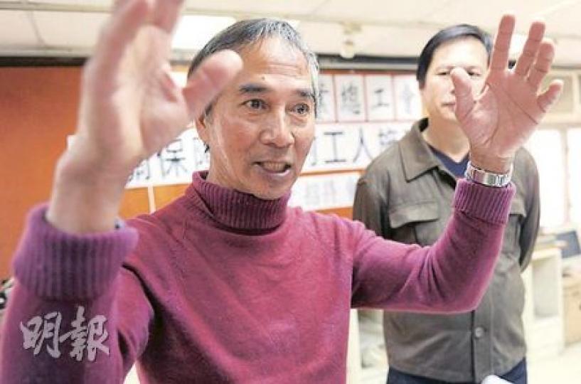 被炒工人李榮表示,示威者衝向其推土機的速度「快過啲人跑100米」,為免令他們受傷,他只好急停機器。但他也擔心泥土及建築物料從推土機上掉下會傷及示威者,最終需負責任。(劉焌陶攝)(明報製圖) 被炒工人李榮表示,示威者衝向其推土機的速度「快過啲人跑100米」,為免令他們受傷,他只好急停機器。但他也擔心泥土及建築物料從推土機上掉下會傷及示威者,最終需負責任。(劉焌陶攝)(明報製圖)