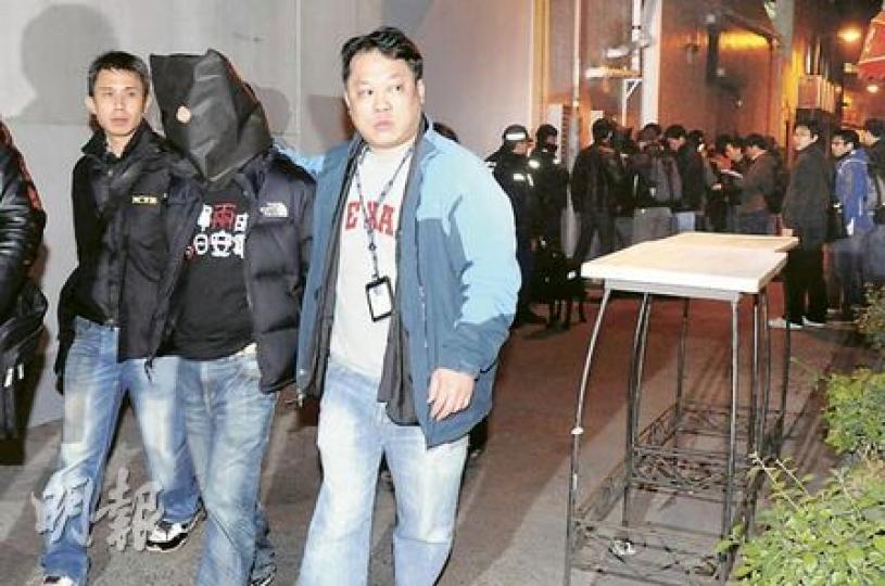 警方昨日凌晨在元朗區展開大型反黑行動,拘捕53名男女,被捕者黑布蒙頭並鎖上手扣,由探員押上警車返署調查。(蔡方山攝)警方檢獲一批武器,包括4把牛肉刀及9支水喉通。(蔡方山攝) 警方昨日凌晨在元朗區展開大型反黑行動,拘捕53名男女,被捕者黑布蒙頭並鎖上手扣,由探員押上警車返署調查。(蔡方山攝)警方檢獲一批武器,包括4把牛肉刀及9支水喉通。(蔡方山攝)