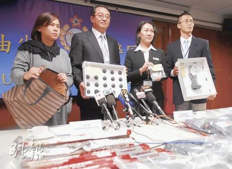 警方展示盜竊集團犯案工具,右一為拆除緊扣於成衣上防盜裝置的工具,右二是一般店舖用的防盜消磁器。左一是盛載贓物的袋,內加錫紙防止店門防盜警鐘被觸動。(何朝財攝) 警方展示盜竊集團犯案工具,右一為拆除緊扣於成衣上防盜裝置的工具,右二是一般店舖用的防盜消磁器。左一是盛載贓物的袋,內加錫紙防止店門防盜警鐘被觸動。(何朝財攝)