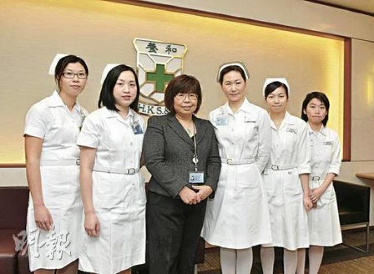 養和醫院護士總監文保蓮(左三)表示,請護士「有幾多人便要幾多人」,希望碩士課程可吸納有心的打工仔「轉行」投身護士行列。(陳淑安攝) 養和醫院護士總監文保蓮(左三)表示,請護士「有幾多人便要幾多人」,希望碩士課程可吸納有心的打工仔「轉行」投身護士行列。(陳淑安攝)