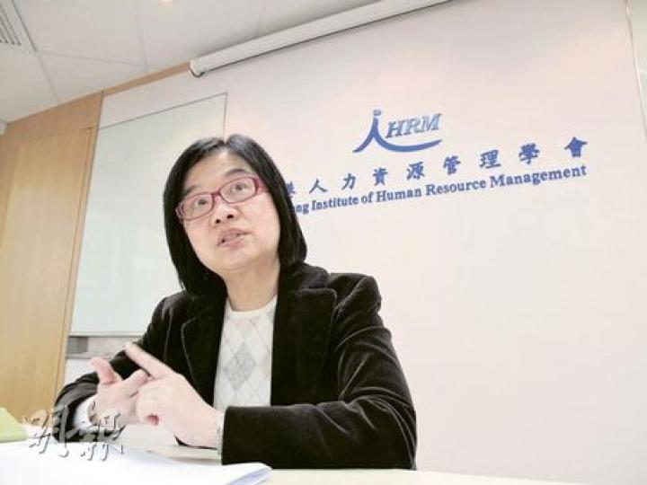 香港人力資源管理學會最低工資專責小組主席梁慈暉說,由於最低工資法例訂明的每月「工資」計算方法極為複雜,不同薪酬水平的僱員,每月的放假日數多寡也影響其工資收入,並不能以平均數一刀切。(陳佩儀攝)(明報製圖) 香港人力資源管理學會最低工資專責小組主席梁慈暉說,由於最低工資法例訂明的每月「工資」計算方法極為複雜,不同薪酬水平的僱員,每月的放假日數多寡也影響其工資收入,並不能以平均數一刀切。(陳佩儀攝)(明報製圖)