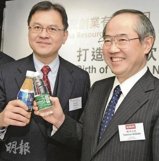 華潤創業首席財務官黎汝雄(左)與麒麟控股董事總經理磯崎功典(Isozaki)(右)分別舉起對方的主力產品,預祝雙方非酒精飲料合資公司能在大中華區一展宏圖。(尹錦恩攝) 華潤創業首席財務官黎汝雄(左)與麒麟控股董事總經理磯崎功典(Isozaki)(右)分別舉起對方的主力產品,預祝雙方非酒精飲料合資公司能在大中華區一展宏圖。(尹錦恩攝)