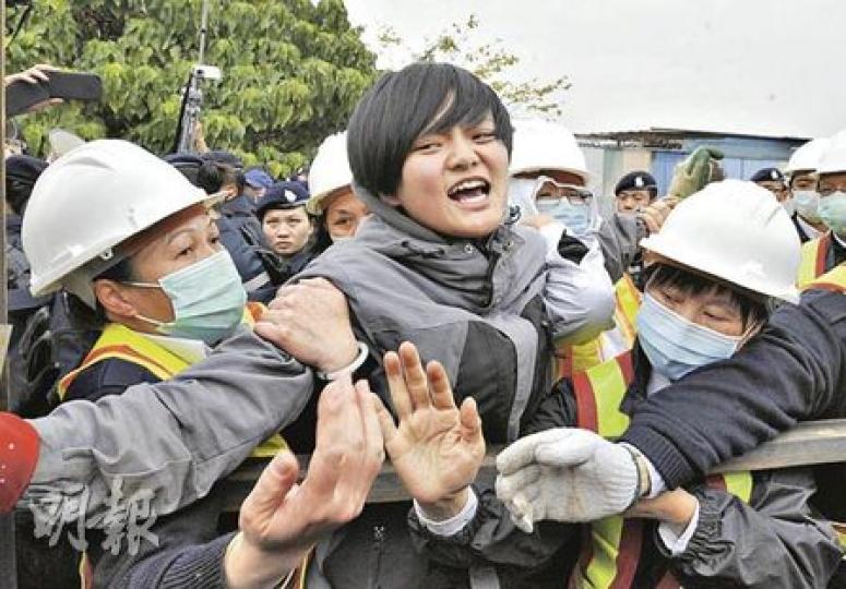 有菜園村支持者突破警方防線,抱着圍板鐵架不放,最終被數名保安合力抬走。(余俊亮攝)菜園村部分人士試圖衝過警方防線時與警方推撞,塵土飛揚,數名村民跌倒(前)報稱受傷。(余俊亮攝)近200名警員到場築起防線,工人在防線保護下繼續燒焊築起圍板。(余俊亮攝) 有菜園村支持者突破警方防線,抱着圍板鐵架不放,最終被數名保安合力抬走。(余俊亮攝)菜園村部分人士試圖衝過警方防線時與警方推撞,塵土飛揚,數名村民跌倒(前)報稱受傷。(余俊亮攝)近200名警員到場築起防線,工人在防線保護下繼續燒焊築起圍板。(余俊亮攝)