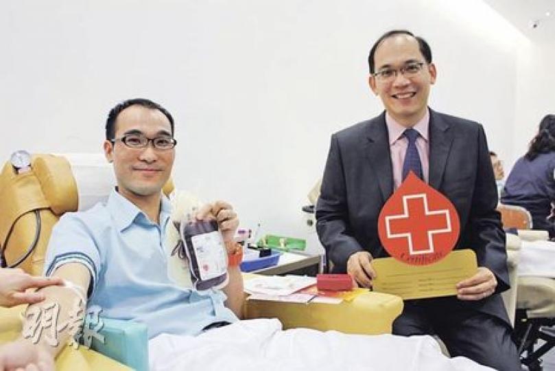鑑於近日O型及A型血的供應緊張,紅十字會輸血服務中心高級醫生李卓廣(右)呼籲市民踴躍捐血,尤其是剛滿18歲的年輕人,以維持血液供應穩定。(陳家俊攝)(明報製圖) 鑑於近日O型及A型血的供應緊張,紅十字會輸血服務中心高級醫生李卓廣(右)呼籲市民踴躍捐血,尤其是剛滿18歲的年輕人,以維持血液供應穩定。(陳家俊攝)(明報製圖)