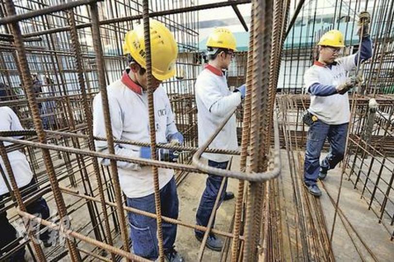 為鼓勵年輕人加入建造業,政府聯同業界推出加碼計劃,保證畢業學徒的最低薪金由不少於1萬元提升至1.5萬元。圖為建造業議會訓練學院的學員正接受紮鐵培訓。(朱永倫攝) 為鼓勵年輕人加入建造業,政府聯同業界推出加碼計劃,保證畢業學徒的最低薪金由不少於1萬元提升至1.5萬元。圖為建造業議會訓練學院的學員正接受紮鐵培訓。(朱永倫攝)