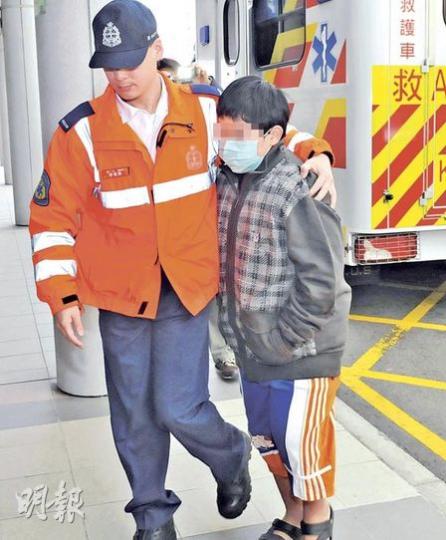 11歲男童(右)與母親爭吵後,情緒激動揚言跳樓自殺,事後未有受傷,送院檢驗。(林錫禮攝)兒子揚言要跳樓自殺,其母(紅衣者)帶同幼女陪同送院。她其後含淚哭訴「同個仔溝通唔到,真係唔識教呢個仔」。(林錫禮攝) 11歲男童(右)與母親爭吵後,情緒激動揚言跳樓自殺,事後未有受傷,送院檢驗。(林錫禮攝)兒子揚言要跳樓自殺,其母(紅衣者)帶同幼女陪同送院。她其後含淚哭訴「同個仔溝通唔到,真係唔識教呢個仔」。(林錫禮攝)