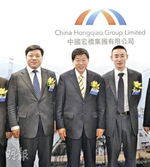 魏橋大股東張士平(中)旗下宏橋赴港集資,原定今起公開招股,但卻因故推遲一日。其左及右分別為行政總裁張波及副總裁王東華。(尹錦恩攝) 魏橋大股東張士平(中)旗下宏橋赴港集資,原定今起公開招股,但卻因故推遲一日。其左及右分別為行政總裁張波及副總裁王東華。(尹錦恩攝)