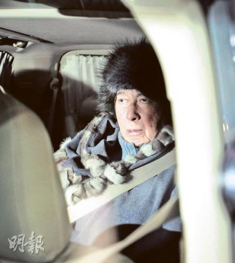 何鴻燊昨先後到訪二房及三房太太的家,然後通過三房太太發出中文簽字信箋,解除高國峻的律師委任,指股權分配是「百分百真心誠意的,絕無受任何人強迫或指示」。(朱永倫攝)三太陳婉珍(右)在其女兒何超雲(左)陪同下,於布力徑的寓所代表何鴻燊讀出聲明,指「屋企的事,閂埋門一家人自己解決,好容易」。(朱永倫攝) 何鴻燊昨先後到訪二房及三房太太的家,然後通過三房太太發出中文簽字信箋,解除高國峻的律師委任,指股權分配是「百分百真心誠意的,絕無受任何人強迫或指示」。(朱永倫攝)三太陳婉珍(右)在其女兒何超雲(左)陪同下,於布力徑的寓所代表何鴻燊讀出聲明,指「屋企的事,閂埋門一家人自己解決,好容易」。(朱永倫攝)