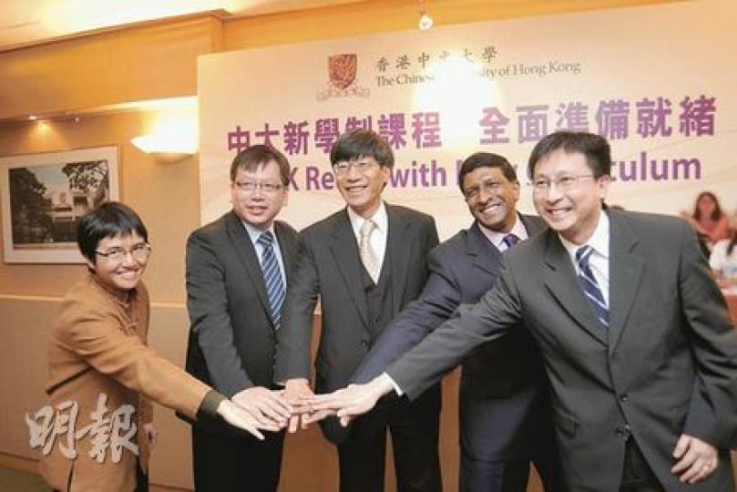 中大副校長楊綱凱(中)昨公布四年制課程內容,將在新學制下加強英語課程。左起為通識教育基礎課程主任梁美儀教授、中國語言及文學系主任何志華教授、楊綱凱、英語教學單位主任柯安迪和資訊科技教育促進中心主任李浩文。(葉漢華攝) 中大副校長楊綱凱(中)昨公布四年制課程內容,將在新學制下加強英語課程。左起為通識教育基礎課程主任梁美儀教授、中國語言及文學系主任何志華教授、楊綱凱、英語教學單位主任柯安迪和資訊科技教育促進中心主任李浩文。(葉漢華攝)