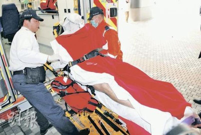 遭腐液淋傷男子,敷上藥用面膜送院,手術後情况嚴重。(梁琬珊攝)傷者午膳後踏單車回家,突遭人淋潑腐液,傷者立即棄下單車跑回寓所求助。(梁琬珊攝) 遭腐液淋傷男子,敷上藥用面膜送院,手術後情况嚴重。(梁琬珊攝)傷者午膳後踏單車回家,突遭人淋潑腐液,傷者立即棄下單車跑回寓所求助。(梁琬珊攝)