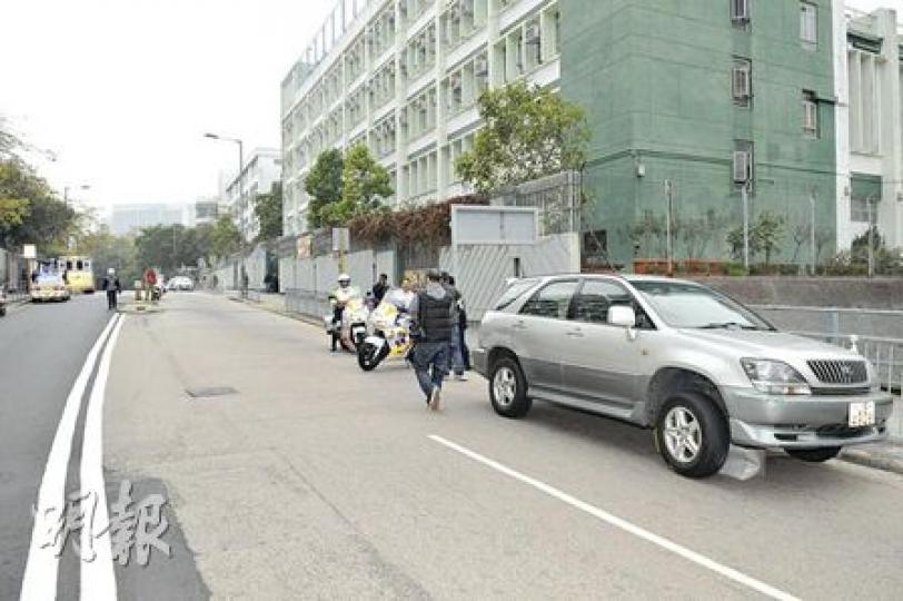 17歲女生橫過馬路返學校時,被私家車撞倒。(蔡方山攝) 17歲女生橫過馬路返學校時,被私家車撞倒。(蔡方山攝)