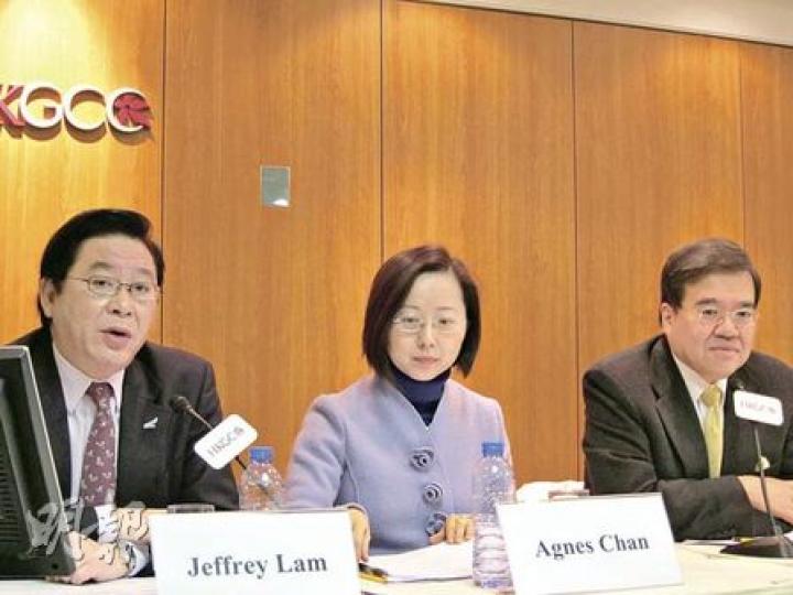 總商會要求特首曾蔭權履行競選承諾,把利得稅減至15%,增強香港的經濟實力。總商會立法會議員林健鋒(左起)、總商會稅務員會主席陳瑞娟和主席胡定旭昨一同出席記者會。(姚國雄攝) 總商會要求特首曾蔭權履行競選承諾,把利得稅減至15%,增強香港的經濟實力。總商會立法會議員林健鋒(左起)、總商會稅務員會主席陳瑞娟和主席胡定旭昨一同出席記者會。(姚國雄攝)