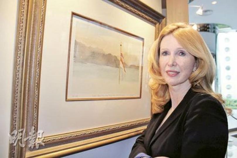 英國畫廊Belgravia Gallery主人Anna Hunter(上圖),專程把38幅王室珍品帶來香江展出,包括她身旁王儲查理斯的水彩畫。畫作是1989年查理斯來港(下圖)時,在王室遊艇不列顛尼亞號上描畫西貢印洲塘景致,捕捉船上英國海軍旗幟飄揚的一刻。(陳家俊攝)畫展亦展出「戴安娜銀蘋果」真品,是已故英國王妃戴安娜在1989年出訪美國紐約時,送贈予隨行3名侍從的禮物。銀蘋果至今仍保持亮澤,蘋果上刻上當年出訪日期,以及代表戴妃的「D」和后冠。(陳家俊攝) 英國畫廊Belgravia Gallery主人Anna Hunter(上圖),專程把38幅王室珍品帶來香江展出,包括她身旁王儲查理斯的水彩畫。畫作是1989年查理斯來港(下圖)時,在王室遊艇不列顛尼亞號上描畫西貢印洲塘景致,捕捉船上英國海軍旗幟飄揚的一刻。(陳家俊攝)畫展亦展出「戴安娜銀蘋果」真品,是已故英國王妃戴安娜在1989年出訪美國紐約時,送贈予隨行3名侍從的禮物。銀蘋果至今仍保持亮澤,蘋果上刻上當年出訪日期,以及代表戴妃的「D」和后冠。(陳家俊攝)
